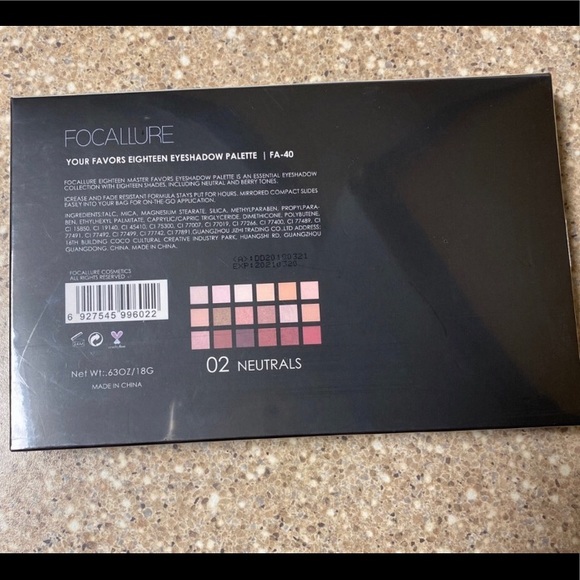 FOCALLURE |FOCALLURE 18 Color Eyeshadow Palette - 02 NEUTRALS - Picture 5 of 9